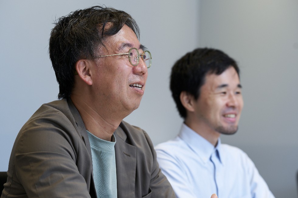 『SUUMOリサーチセンター』 センター長の池本 洋一(左)と研究員の河野 徳郎(右)