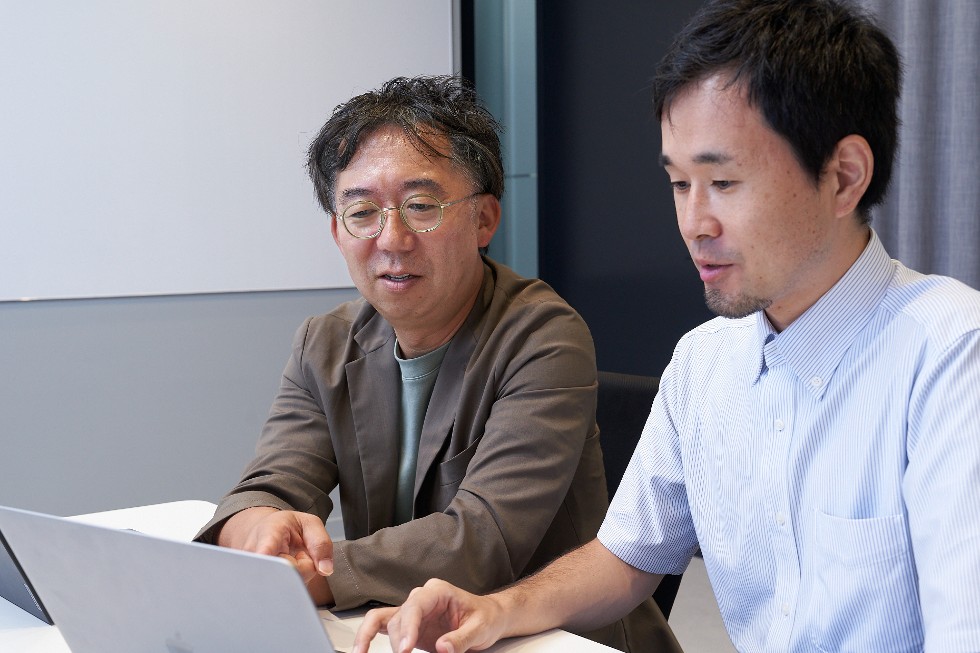 『SUUMOリサーチセンター』 センター長の池本 洋一(左)と研究員の河野 徳郎(右)